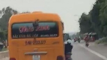 Nam thanh niên đưa chân ra "đung đưa" giữa đường khi xe đang đi