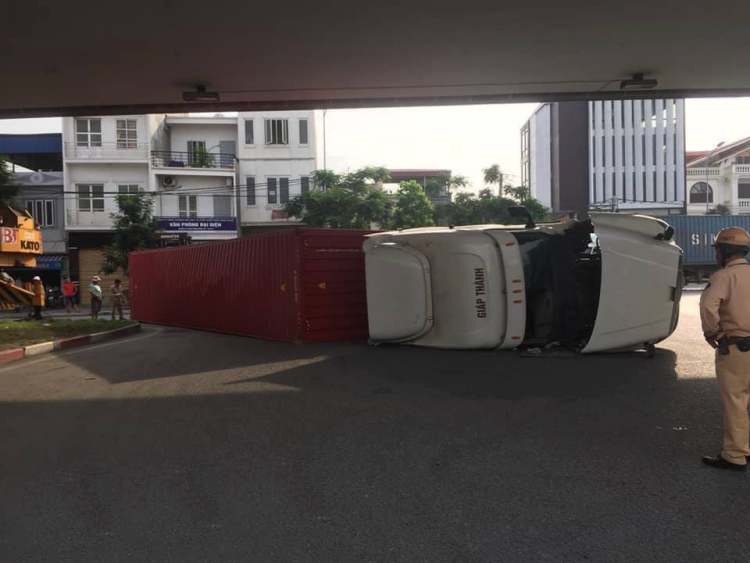 Cua tốc độ cao, xe container lật nhào tại ngã 3 Đình Vũ - Hải Phòng