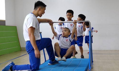 Trẻ mầm non đu xà, nhảy bục rèn luyện sức khỏe ở Hà Nội