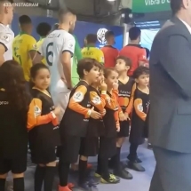 Messi khiến các em nhỏ trong đường hầm phấn khích vì thấy thần tượng