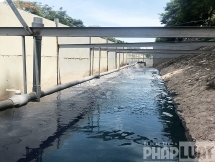 Tín hiệu hồi sinh từ sông Tô Lịch, thấy rõ lớp bùn đang phân hủy