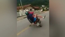 Biker cao hứng bốc đầu xe máy lao thẳng vào hàng rào