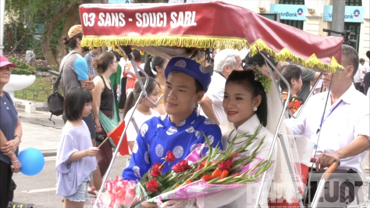 nhieu nghe si noi tieng tai hien dam ruoc dau xua o pho di bo ha noi