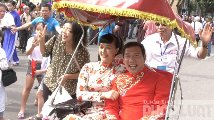 Nhiều nghệ sĩ nổi tiếng tái hiện đám rước dâu xưa ở phố đi bộ Hà Nội