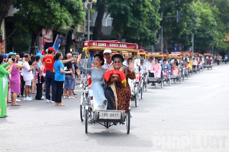 nhieu nghe si noi tieng tai hien dam ruoc dau xua o pho di bo ha noi