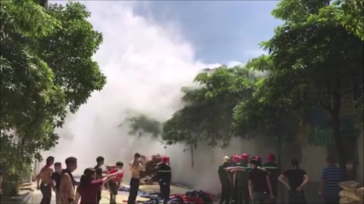 Cháy lớn tại kho nguyên liệu làm giày da ở Thanh Hóa