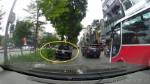 Ô tô ghé 2 bánh lên dải phân cách để chạy