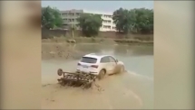 Chủ xe Ấn Độ dùng xe sang Audi Q5 làm máy cày ruộng