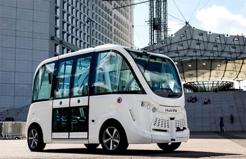 Xe buýt điện không người lái chèn trúng người đi bộ