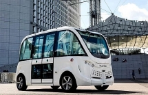 Xe buýt điện không người lái chèn trúng người đi bộ