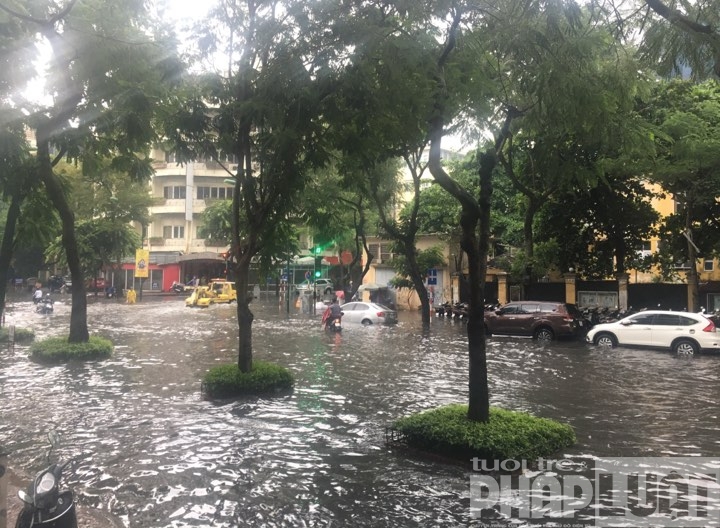 mua lon duong ha noi lai bien thanh song