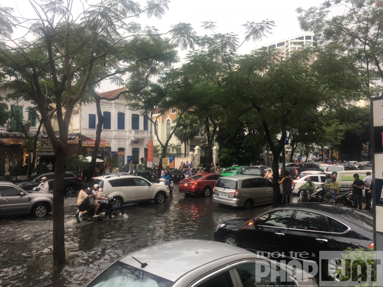 mua lon duong ha noi lai bien thanh song