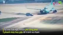 Ô tô chạy cắt đầu máy bay, phi công phanh gấp tránh va chạm