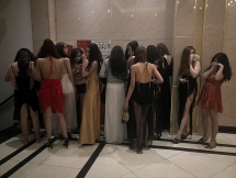 "Chân dài" mặc váy mỏng tang chiều "quý ông" hết mình trong phòng Vip