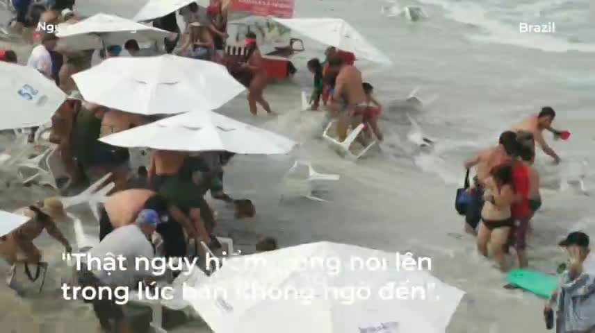 Cơn sóng dữ cuốn nhiều du khách ở bờ biển Brazil