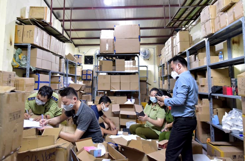 Phát hiện hàng tấn nước hoa, mỹ phẩm không nguồn gốc