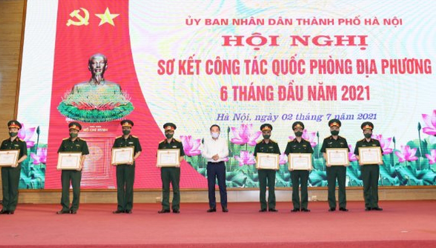 Phó Chủ tịch UBND thành phố Lê Hồng Sơn trao thưởng cho các tập thể.