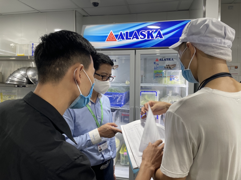 Kiểm tra an toàn thực phẩm và phòng chống dịch Covid-19 tại 2 nhà hàng trên địa bàn quận Đống Đa