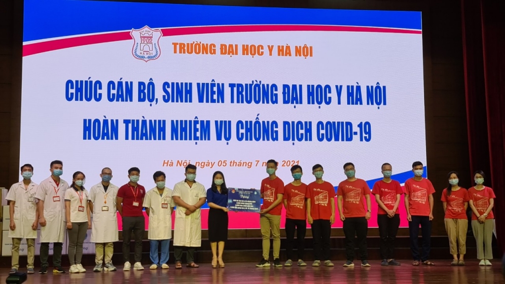Đồng chí Chu Hồng Minh trao tặng quà cho đoàn công tác