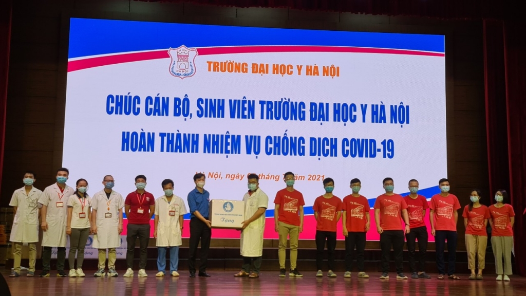 Đồng chí Nguyễn Minh Triết trao tặng quà cho đoàn công tác