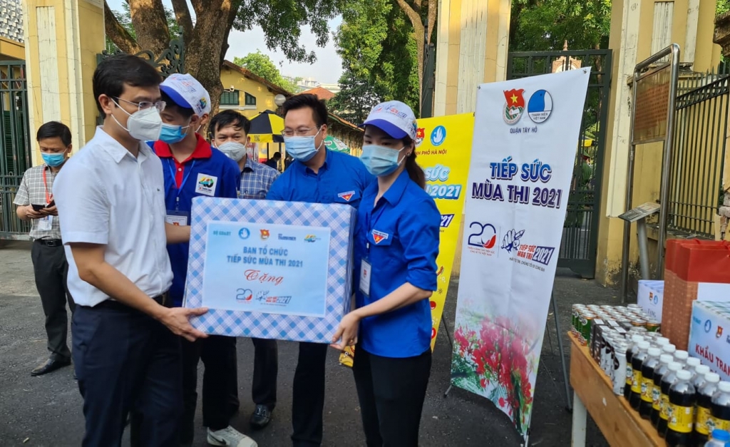 Các đồng chí: Bùi Quang Huy, Trần Quang Hưng tặng quà đội hình Tiếp sức mùa thi