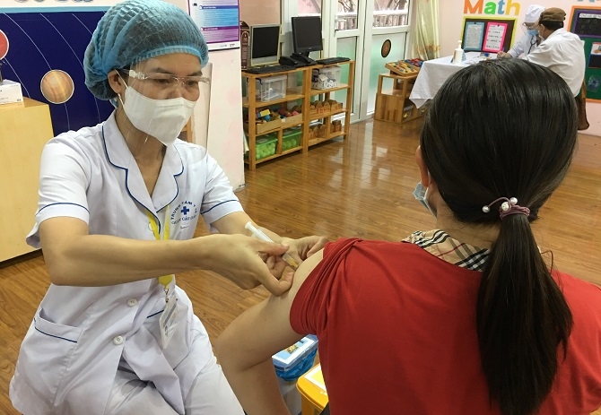 Tiêm chủng vắc xin  cho người dân trên địa bàn quận Cầu Giấy.