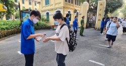 Màu áo tình nguyện "góp mặt" trong bài thi tốt nghiệp 2021