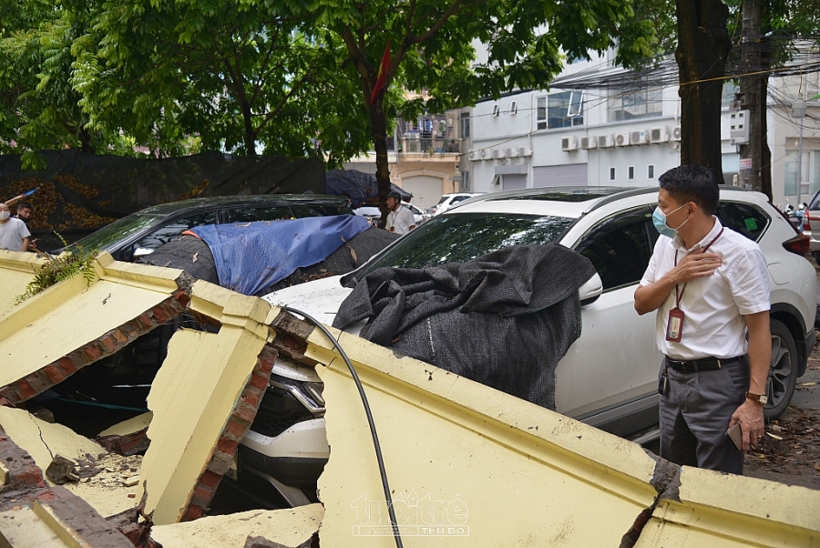 Ông Phạm Văn Lợi - Chủ tịch UBND phường Mai Dịch có mặt tại hiện trường, tuy nhiên chưa cung cấp thông tin cho báo chí