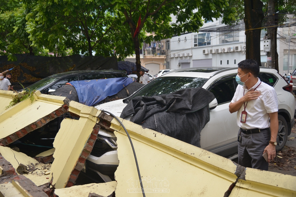 Vụ tường đổ đè hơn 10 xe ô tô, quận Cầu Giấy yêu cầu phường Mai Dịch báo cáo