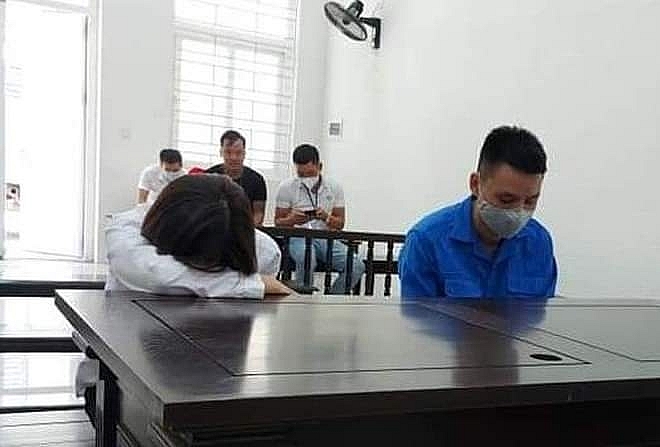 Cặp đôi làm giả giấy tờ lừa xe taxi mang cầm cố lĩnh án