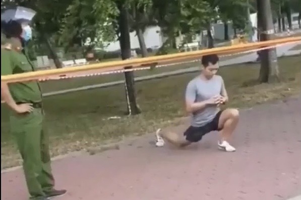 Thanh niên tập thể dục ở công viên không chấp hành khi lực lượng chức năng yêu cầu kiểm tra. Ảnh cắt từ clip.