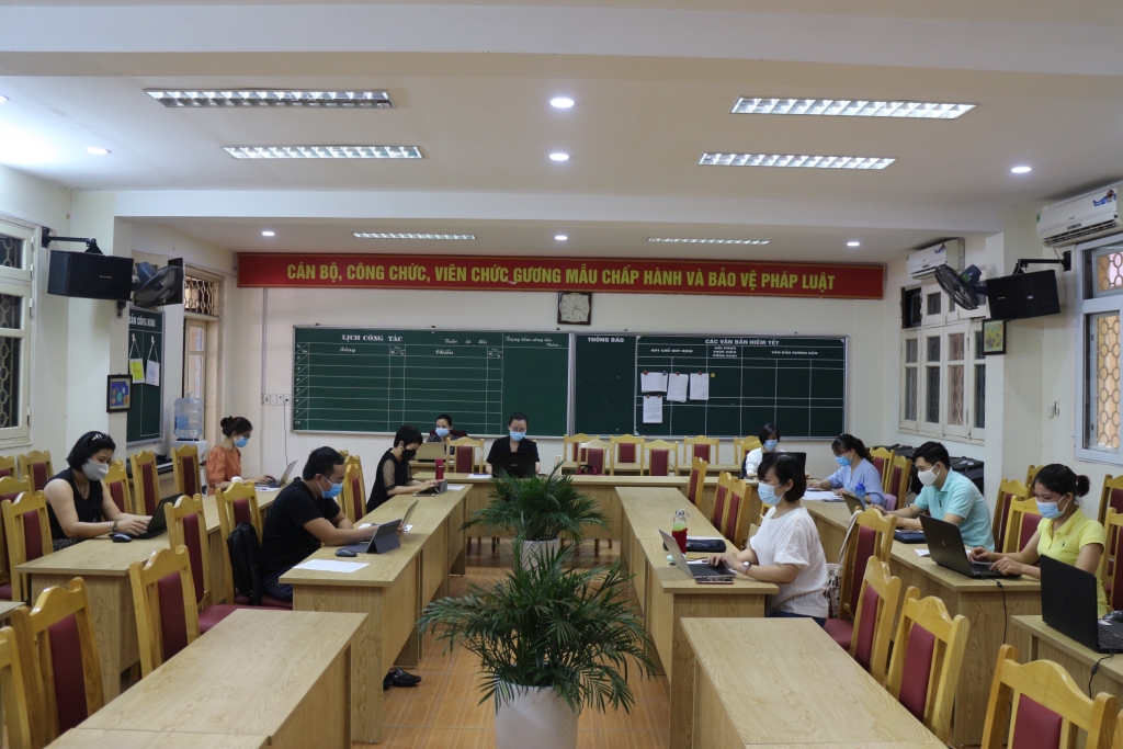 Các thầy cô trường THCS Thành Công đang chạy thử nghiệm tuyển sinh trực tuyến