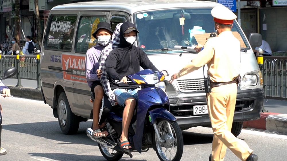 Tăng cường xử phạt thanh thiếu niên không đội mũ bảo hiểm đi xe máy