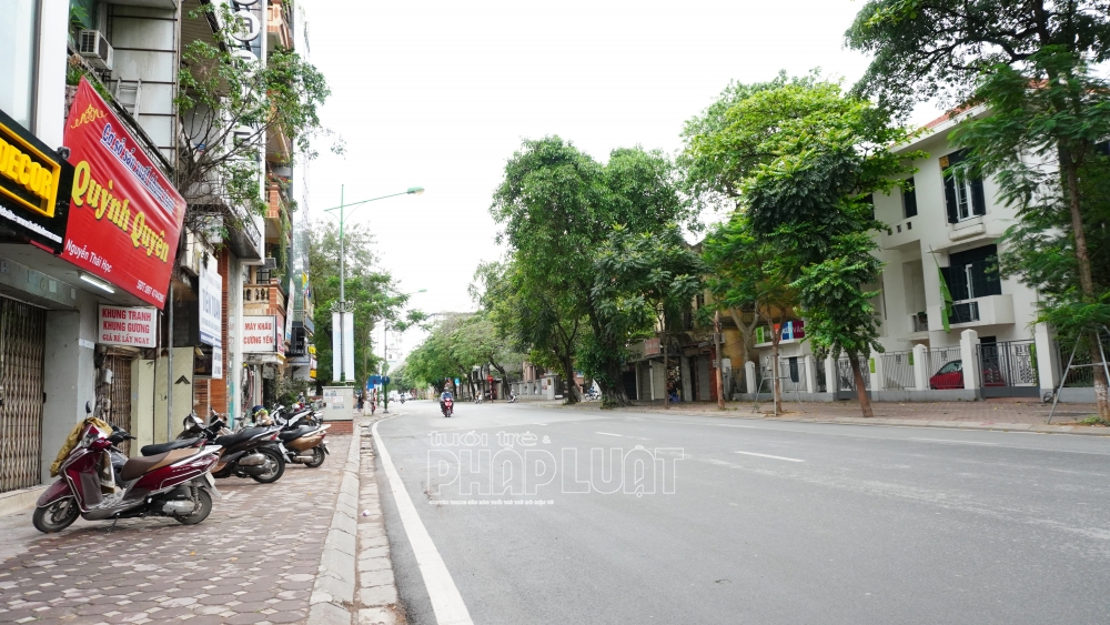 Đường phố Hà Nội vắng vẻ trong ngày đầu thực hiện giãn cách toàn xã hội