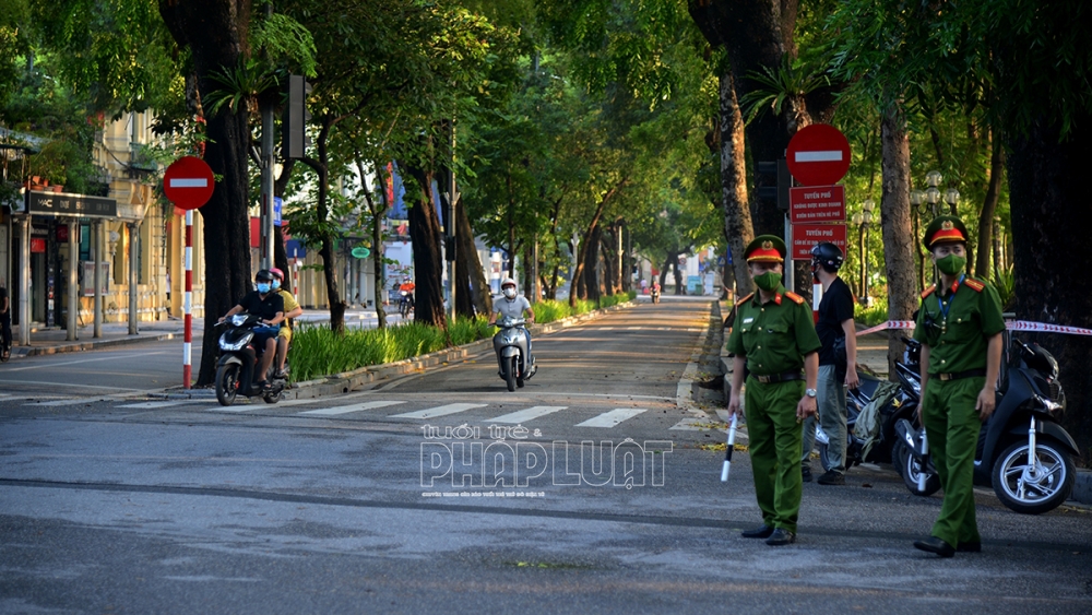 Đường phố Hà Nội vắng vẻ trong ngày đầu thực hiện giãn cách toàn xã hội