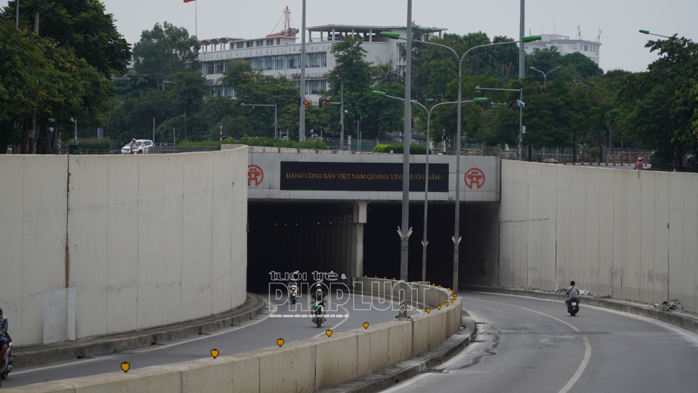Lực lượng Cảnh sát giao thông phối hợp Thanh tra Giao thông Vận tải tổ chức phân luồng bảo đảm an toàn giao thông khu vực lối xuống hầm