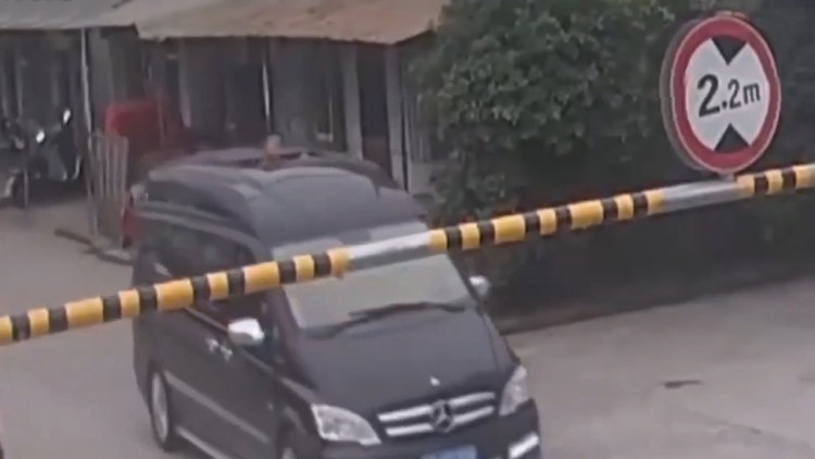 Bố sơ ý khiến con đập đầu vào barie khi thò người lên cửa sổ trời