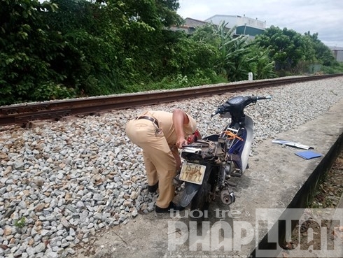 nguoi dan ong dieu khien xe may bi tau hoa tong tu vong