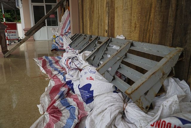 Bao tải cát quây kín nhà dân Đồ Sơn trước giờ bão số 3 đổ bộ