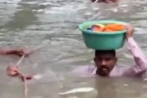 Cảnh sát dùng chậu nhựa cứu bé gái một tháng rưỡi khỏi nước lũ