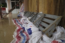 Bao tải cát quây kín nhà dân Đồ Sơn trước giờ bão số 3 đổ bộ