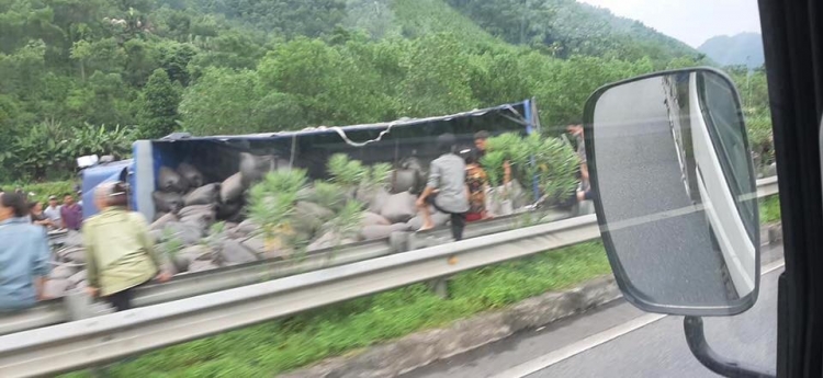 xe tai lat ngang cao toc ha noi lao cai un tac keo dai