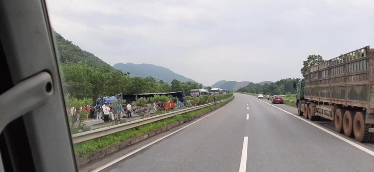 xe tai lat ngang cao toc ha noi lao cai un tac keo dai