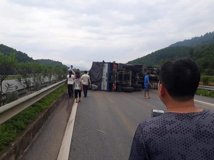 xe tai lat ngang cao toc ha noi lao cai un tac keo dai