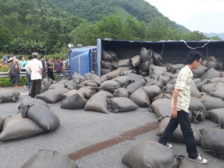 xe tai lat ngang cao toc ha noi lao cai un tac keo dai