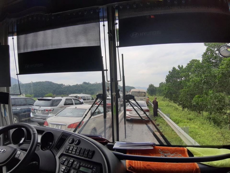 xe tai lat ngang cao toc ha noi lao cai un tac keo dai