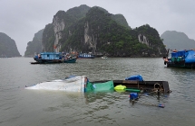 Tàu cá của ngư dân chìm trên Vịnh Hạ Long sau bão