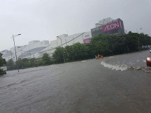 mua tam ngung pho ha noi van trong bien nuoc