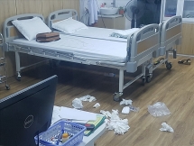 Khoảnh khắc bé 6 tuổi Trường Quốc tế Gateway tử vong được bế ra khỏi xe ô tô