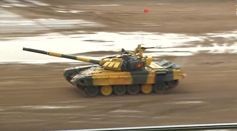 Cú bứt phá như đua F1 của đội xe tăng Việt Nam sau khi kẹt đạn